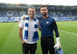 Iker Larrazabal, junto a Sivera en la previa del partido.
