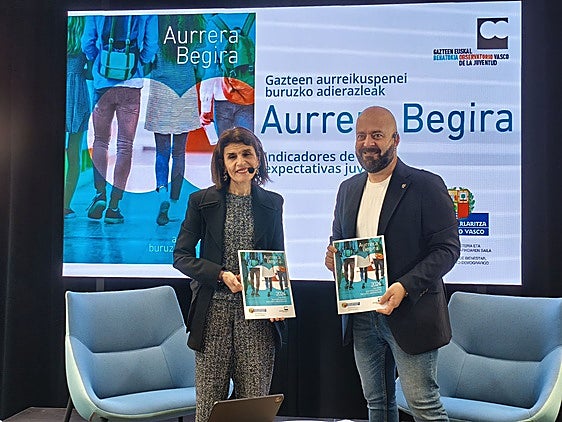 La consejera de Bienestar, Juventud y Reto Demográfico, Nerea nelgosa, y el viceconsejero Xabier Legarreta durante la presentación del informe.