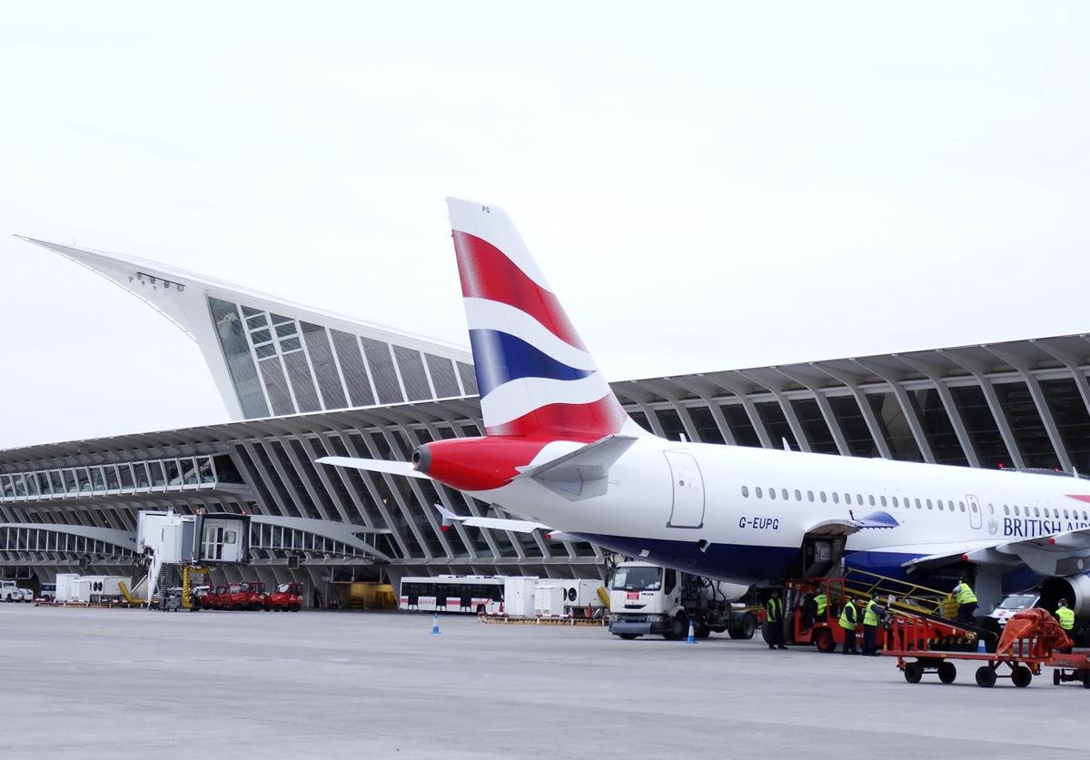 Un avión de British, estacionado junto a la terminal de Loiu, en 2013, cuando la aerolínea aún operaba en Bilbao.
