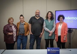 El coordinador general de Podemos Euskadi, Richar Vaquero, junto a varias integrantes de la dirección del partido.