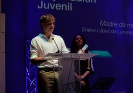 Eneko López de Luzuriaga, que cursa último sus estudios en la ECAM de Madrid, durante la entrega del premio.