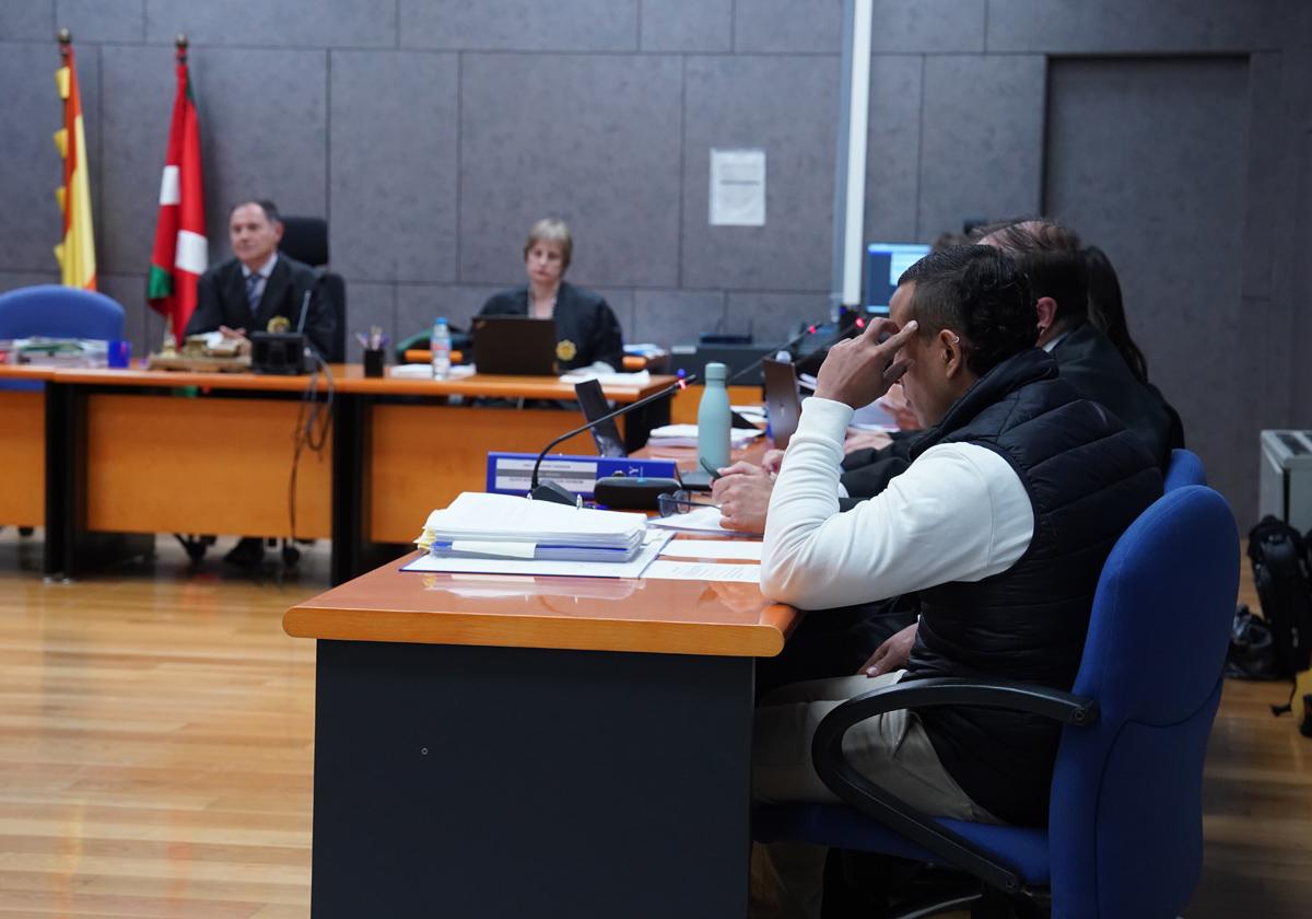 Nelson David Moreno Bolaños se cubre el rostro con una mano durante la primera sesión del juicio con jurado por homicidio en la Audiencia vizcaína.