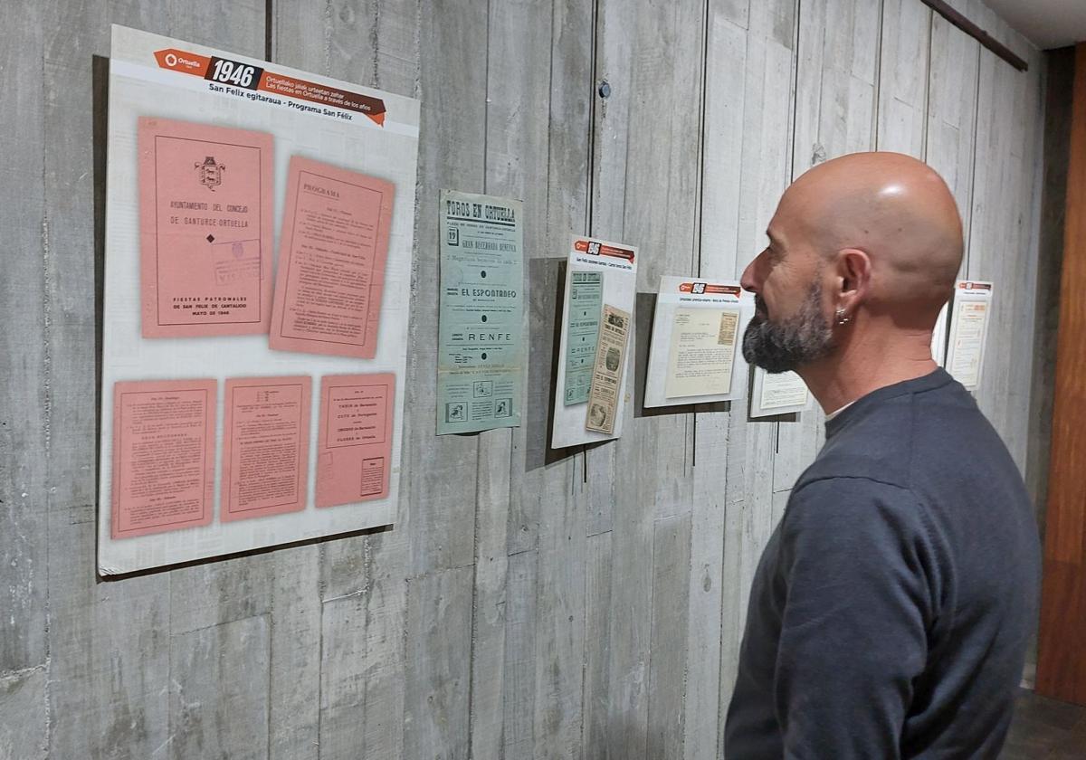 El concejal de Cultura, Kepa Aldama, observa la exposición.