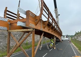 Parte de la pasarela, que se ha transportado en dos tramos en sendos camiones.