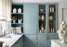 El piso 'chic' en Algorta de una pareja y sus tres hijos: cocina azul, chimenea de mármol y vistas a la playa de Ereaga