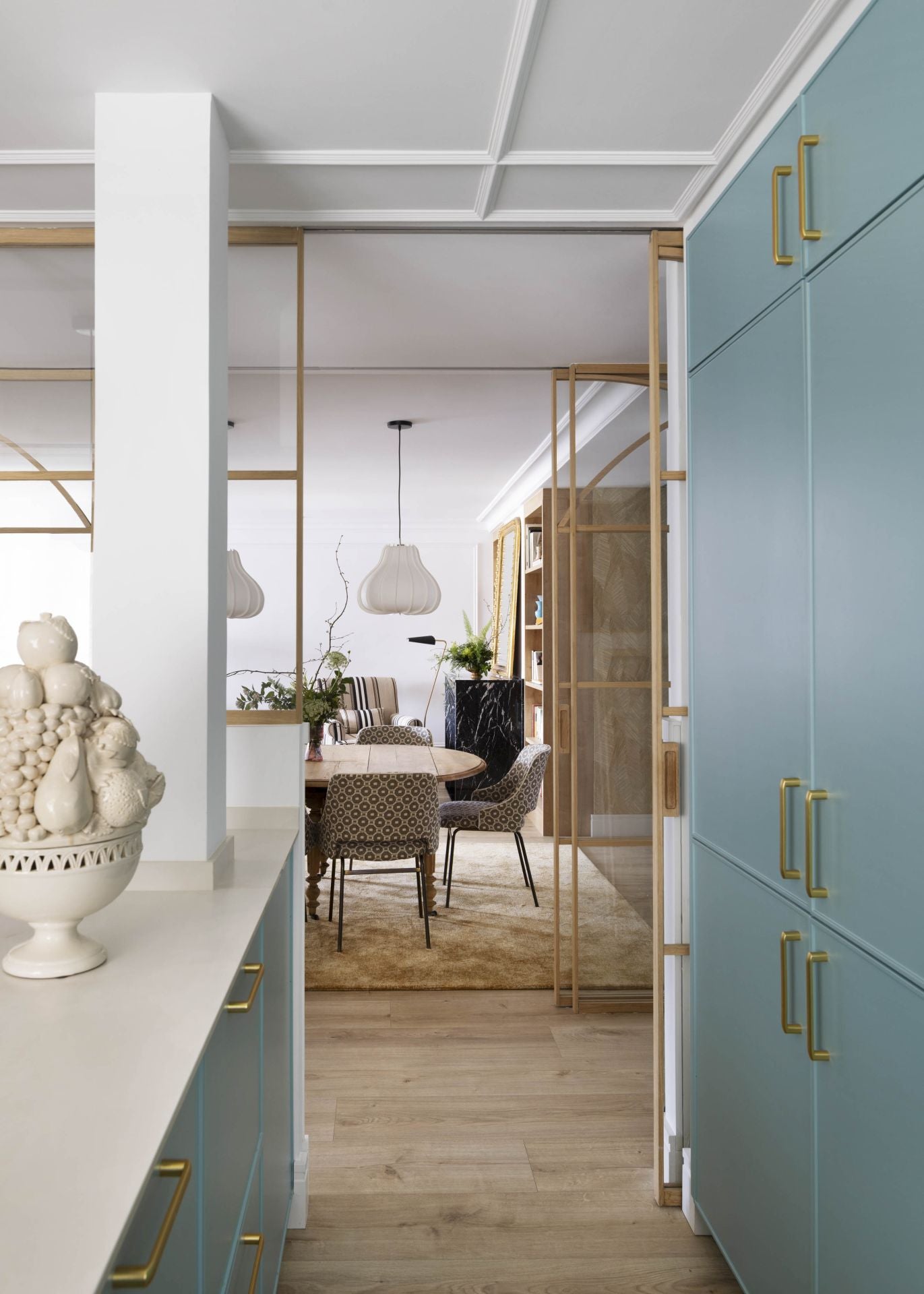 El piso &#039;chic&#039; en Algorta de una pareja y sus tres hijos: cocina azul, chimenea de mármol y vistas a la playa de Ereaga