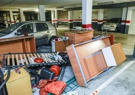 Garaje del edificio con okupas en el edificio de viviendas sociales de Ibaiondo.