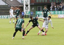 Gorka Garai trata de robar un balón en el último partido ante la Gimnástica Segoviana.