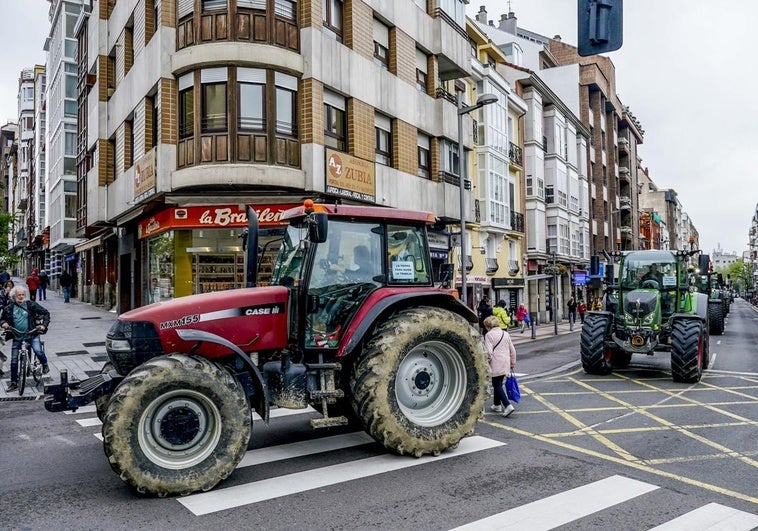 El bloque de tractores, a su paso por la calle Francia.