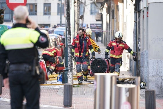 Los Bomberos realizan labores después de desatarse un incendio en Bilbao.