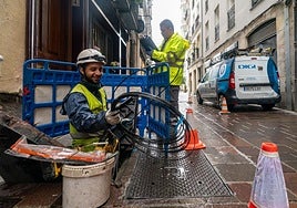 Una operadora despliega fibra óptica en el Casco Viejo.