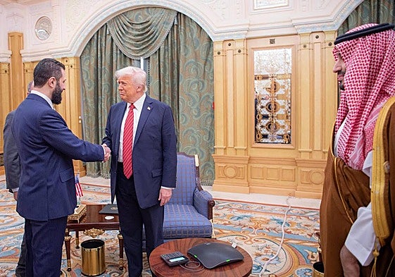 El presidente de Estados Unidos, Donald Trump, con el presidente interino de Siria, Ahmed al Sharaa.