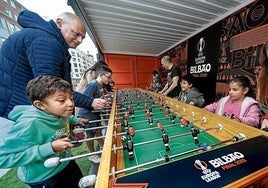 El balón de la final se ha convertido en una atracción para quienes caminan por la Gran Vía.