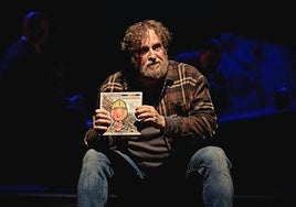 Fernando Cayo como Santa con la fábula de 'La cigarra y la hormiga' en la adaptación teatral de 'Los lunes al sol'.