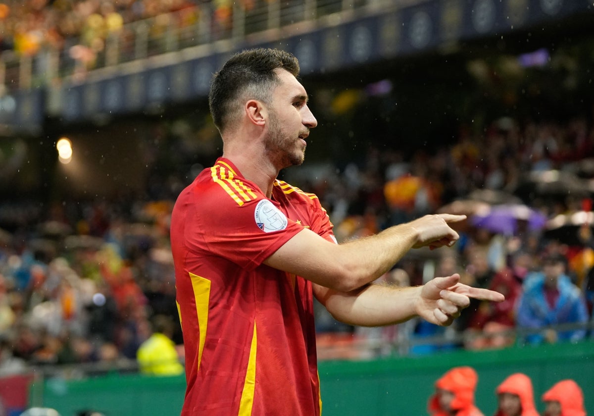 Aymeric Laporte celebra el gol que marcó a Serbia en la Eurocopa.