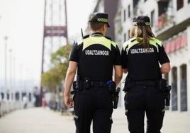 Policías municipales de Portugalete patrullan junto a la Ría.
