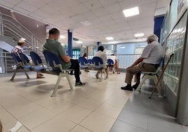 Pacientes en la sala de espera de un ambulatorio de Osakidetza.