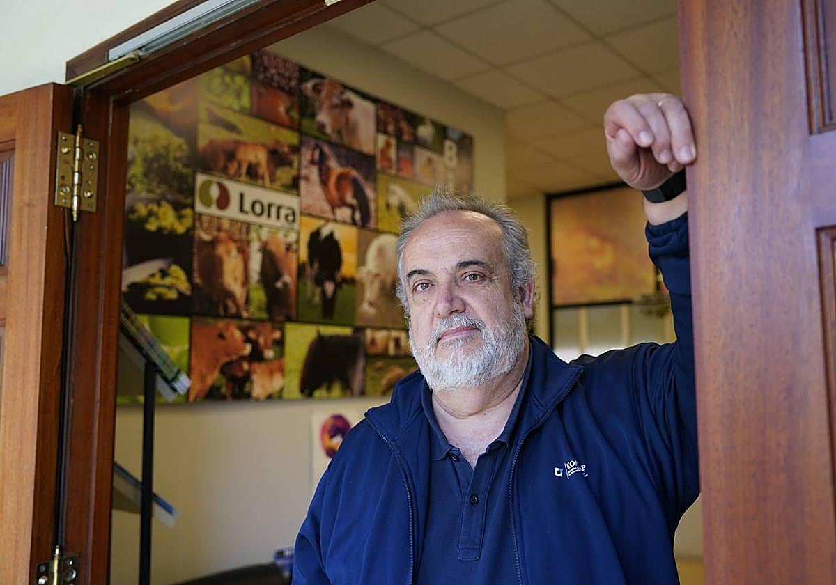 Uriarte posa en las instalaciones de Lorra, en el barrio Garaioltza de Lezama.