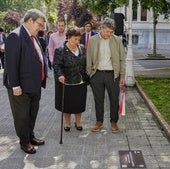 El alcalde, Juan Mari Aburto, la viuda de Baglietto, Pilar Elías, y su hijo Ramón miran la placa en su memoria.
