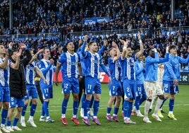 Los jugadores del Alavés celebran con la grada el triunfo ante el Valencia.