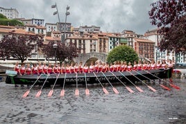 Las mujeres de Ondarroa posan con la trainera con la que disputarán el desafío.