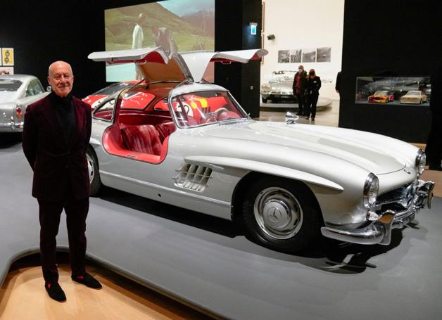 Norman Foster, retratado en 2022 junto al 'Alas de Gaviota' que estará presente en Bilbao durante el festival.