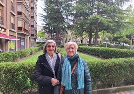 Agurtzane Yurrebaso junto a su prima Mari Carmen Tutor.