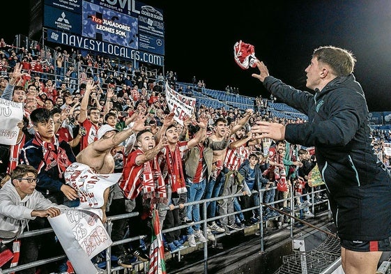 Jauregizar la camiseta a la zona donde se concentraba la afición rojiblanca en el campo del Getafe.