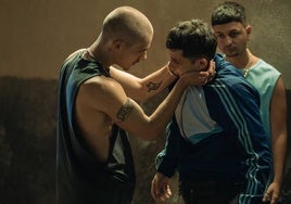 Crítica de 'Enemigos' (2025): Moto, silla, colchoneta