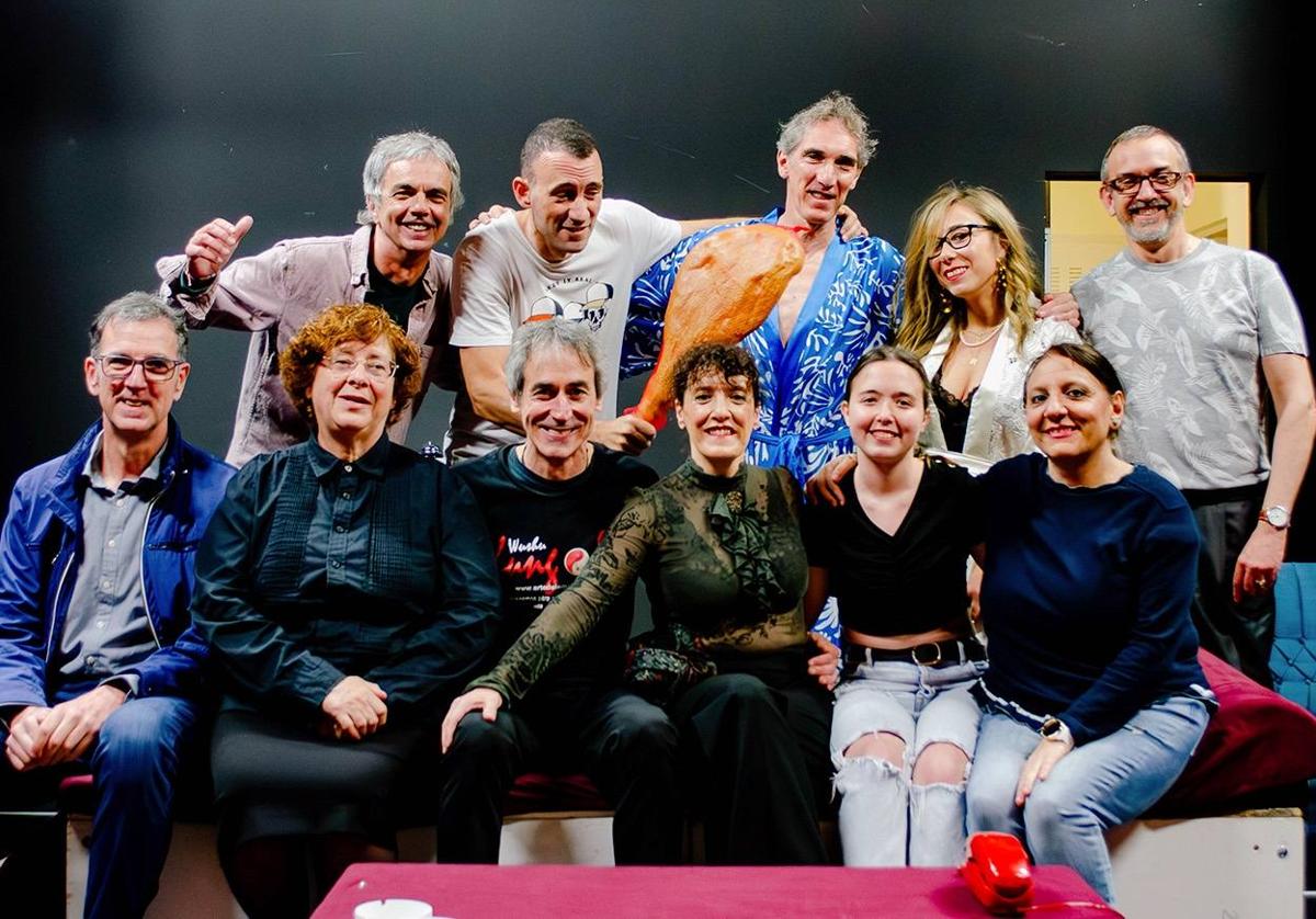 El elenco de Banarte hará reír al público con su obra inspirada en la película 'Vaya ruina de función'.