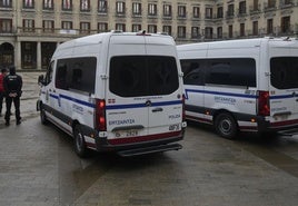 Dos furgonetas de la Ertzaintza en Vitoria.