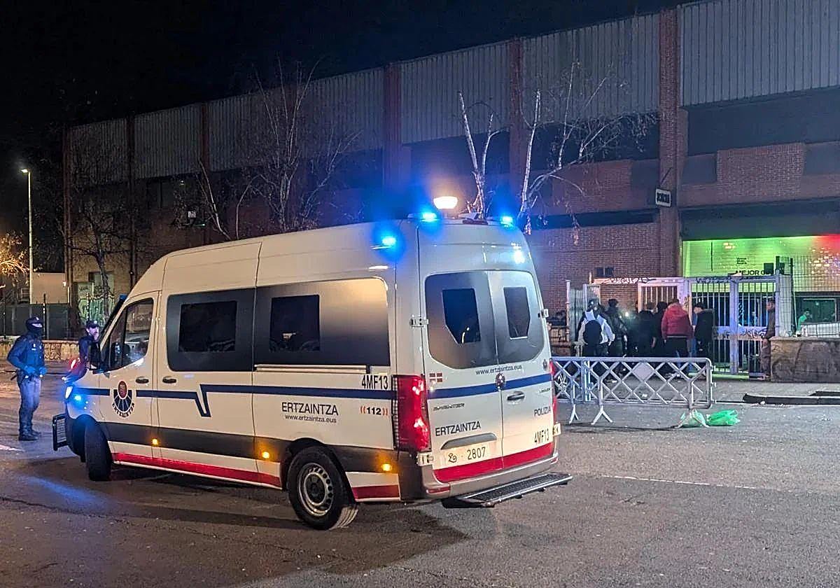 Un dispositivo policial en las afueras de la discoteca Sonora, en Astrabudua.
