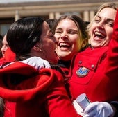 Los nuevos agentes celebran la entrega de credenciales.