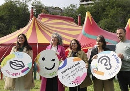 La vicelehendakari primera, Ibone Bengoetxea, segunda por la izquierda, participó ayer en el acto de apertura de Euskaraldia.