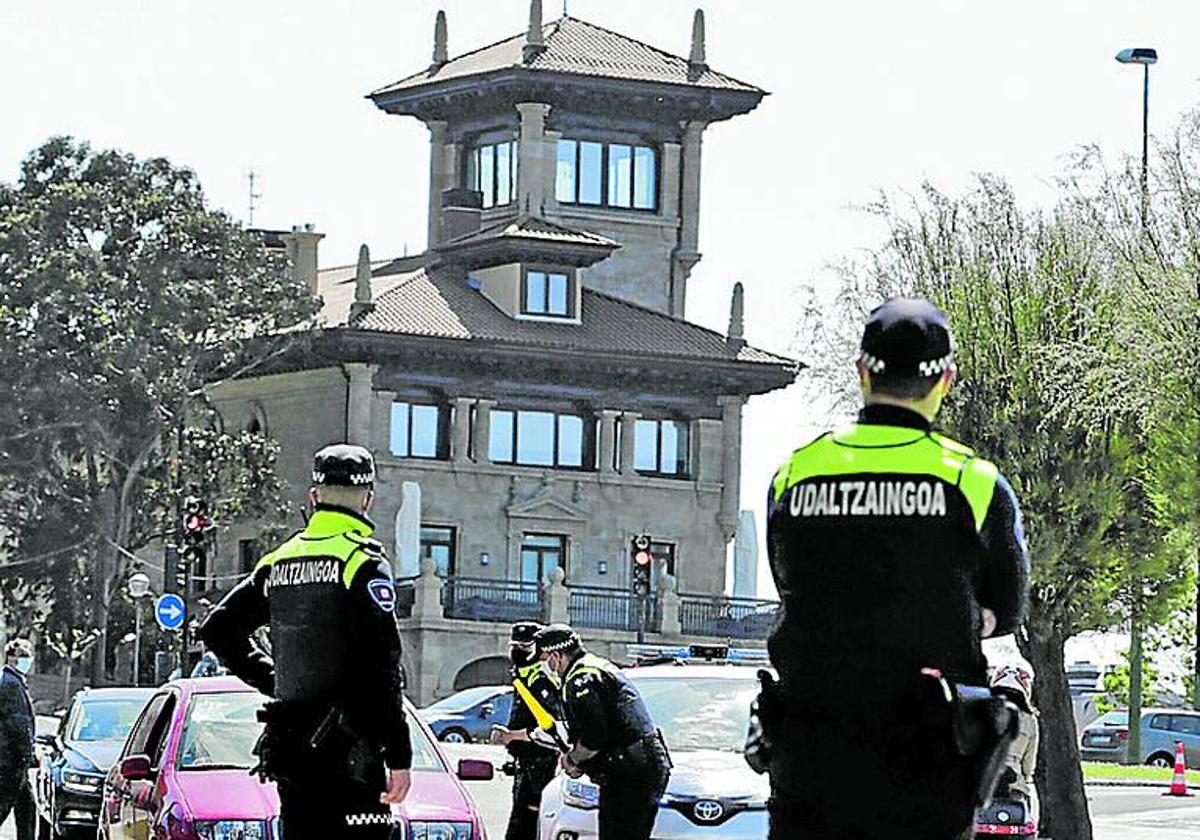 Agentes locales, en una actuación en Getxo.
