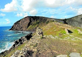 Los acantilados de Gorliz, junto al antiguo fortín de Azkorriaga, permiten un paseo agradable en días de sol.