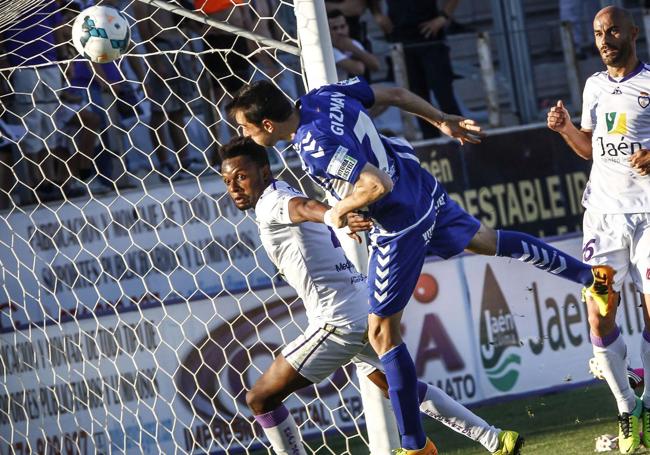 Guzmán remata en el gol decisivo de la salvación de Jaén.