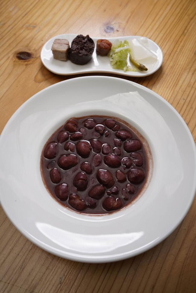 Una 'pica' de alubias de Tolosa con su guarnición.