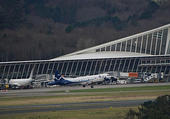 165 vuelos chárter en 72 horas por la final de la Europa League: el reparto de viajes entre cuatro aeropuertos