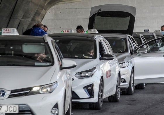 Todos los taxistas de Bizkaia y los que libren en Bilbao podrán operar en el aeropuerto por la final de la Europa League