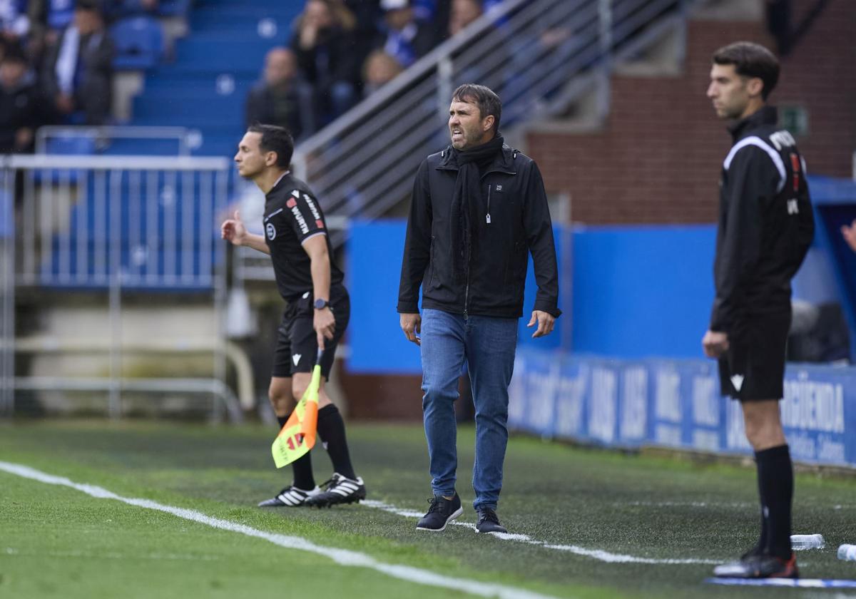 Coudet da instrucciones a sus jugadores durante el partido ante el Valencia.