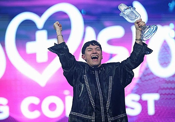 JJ levanta el micrófono de cristal.