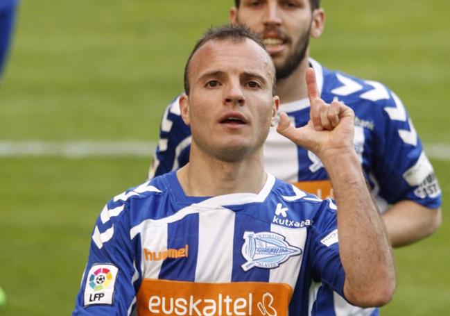 Juli celebra un gol con la camiseta albiazul.
