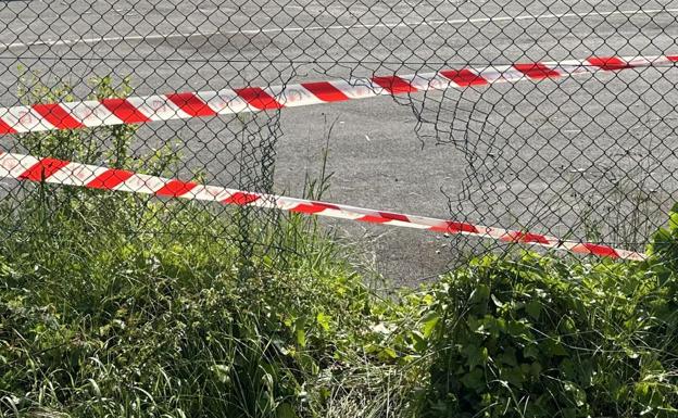 Boquete presuntamente hecho por los ladrones que saquearon una empresa abandonada en Gamarra.