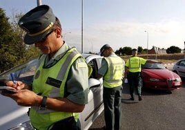 Agentes de la Guardia Civil en un control policial.