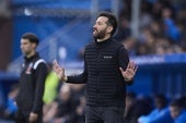 Corberán da instrucciones en un partido.
