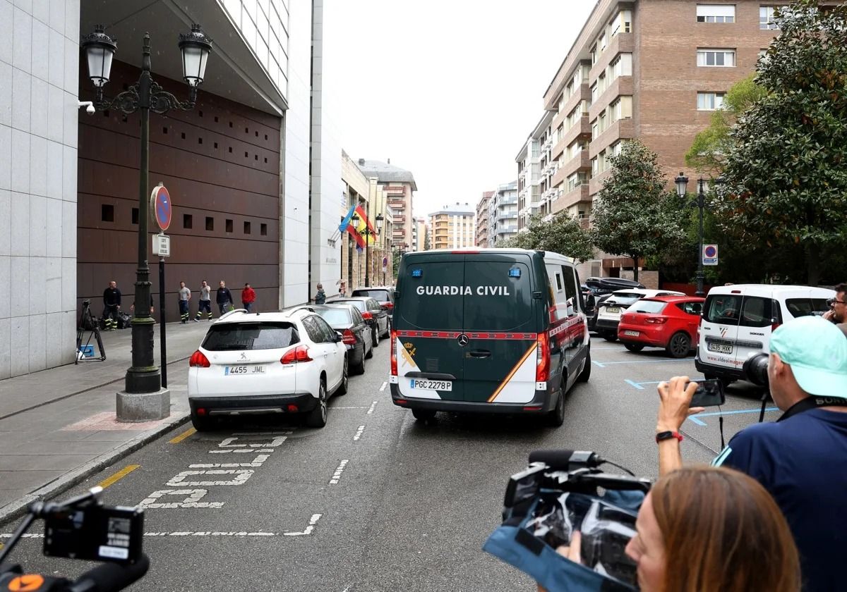 El furgón de la Guardia Civil trasladando al matrimonio al centro penitenciario.