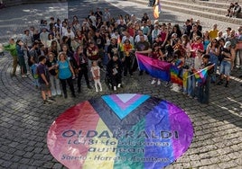 Gran foto contra la LGTBI+fobia en la plaza de los Fueros