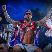 La aparatosa caída de Iñigo Martínez en la celebración del título de liga del Barça