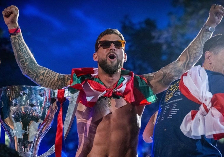 La aparatosa caída de Iñigo Martínez en la celebración del título de liga del Barça